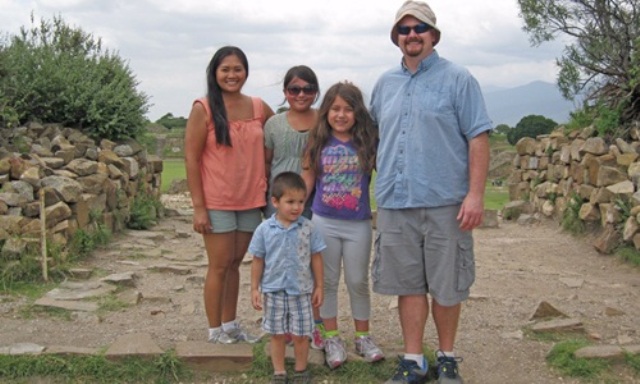 Gia đình anh McCurry đi du lịch tại Mexico. Ảnh: Root of God