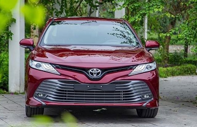 Toyota Camry 2019 nhập khẩu Thái giảm gần 100 triệu đồng so với lắp ráp trong nước.