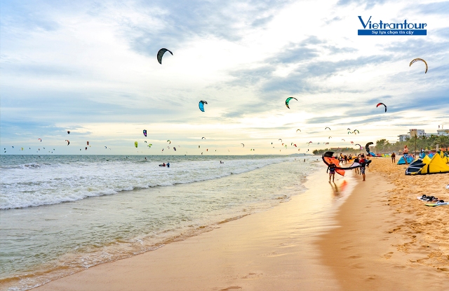 Mũi Né nổi tiếng với bãi biển đẹp, bãi cát dài trắng mịn và môn thể thao lướt ván buồm đầy hứng khởi.