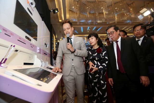 Phó Thống đốc NHNN Nguyễn Kim Anh trải nghiệm tính năng phát hành thẻ chip tại TPBank LiveBank