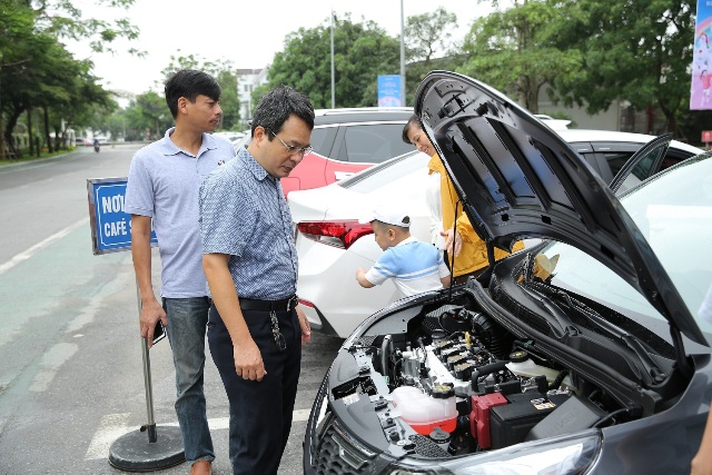 Khách hàng xem xe ấn tượng với động cơ 1.4L cùng hộp số tự động vô cấp (CVT) của VinFast Fadil