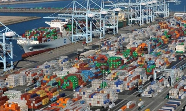 Các container tại một cảng biển ở California (Mỹ). Ảnh: Reuters