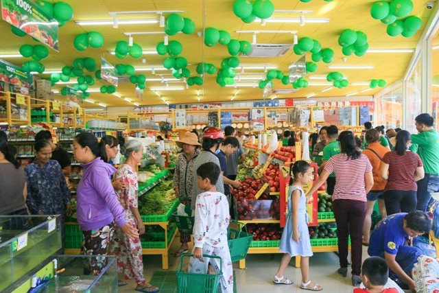 Cảnh mua bán tấp nập ở một cửa hàng Bách hóa Xanh tại Tây Ninh