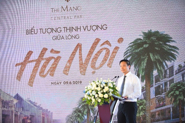 Ông Chu Lê Trung – Giám đốc kinh doanh & Marketing Dự án chia sẻ với khách hàng những giá trị tuyệt vời từ The Manor Central Park.