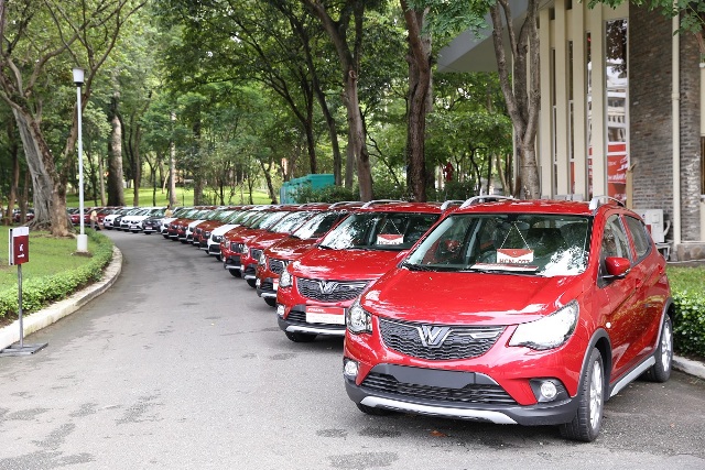 Tại TPHCM, VinFast cũng tiến hành giao hàng trăm xe cho khách hàng tại Dinh Thống Nhất