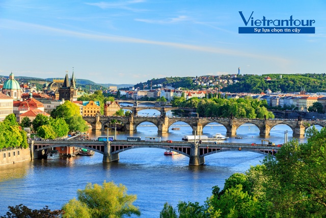 Cầu Charles (Karluv Most) - Cây cầu của những vị thần - nối hai bờ sông Vltava giữa thủ đô Praha của cộng hòa Séc.