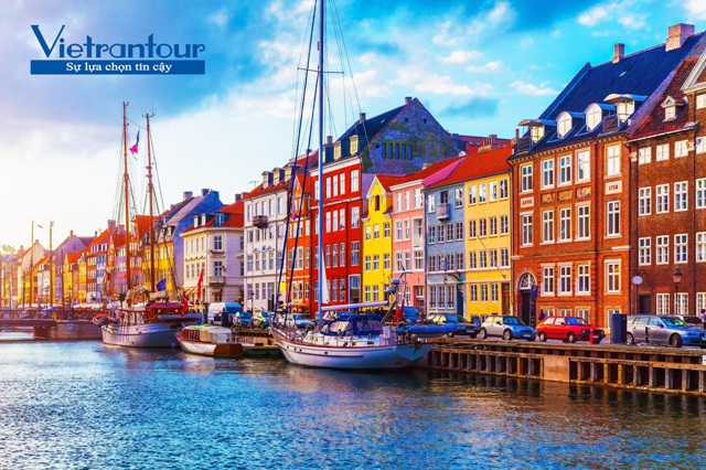 Thủ đô Copenhagen của Đan Mạch hấp dẫn bởi những công trình kiến trúc cổ kính, độc đáo và nhiều màu sắc.