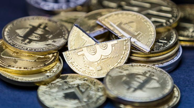 Tiền mô phỏng Bitcoin được trưng bày tại Hong Kong (Trung Quốc) năm ngoái. Ảnh: AFP
