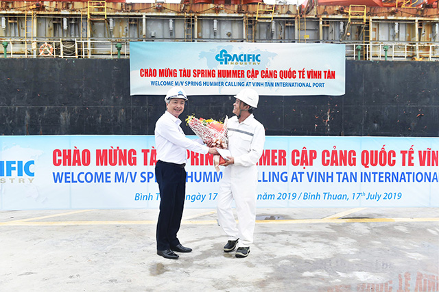 Ông Hà Quốc Hùng, Tổng Giám đốc Công ty Cổ phần Cảng Quốc tế Vĩnh Tân (đứng bên trái ảnh) tặng hoa chào đón chủ tàu Spring Hummer