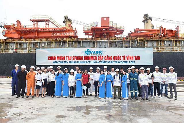 Ban lãnh đạo, cán bộ, nhân viên Công ty Cổ phần Cảng Quốc tế Vĩnh Tân chào đón tàu Spring Hummer cập Cảng