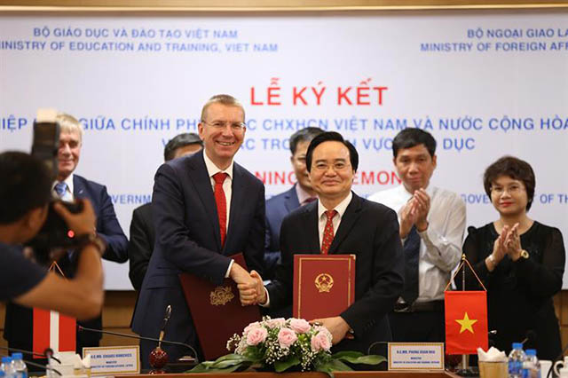 Bộ trưởng GD&ĐT Việt Nam Phùng Xuân Nhạ và Bộ trưởng Ngoại giao Latvia Edgars Rinkevics vừ ký kết hiệp định hợp tác trong lĩnh vực giáo dục và đào tạo.