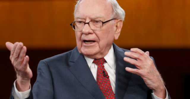 Huyền thoại đầu tư Warren Buffett trong một sự kiện. Ảnh: CNBC