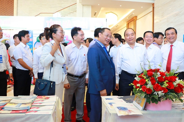 Thủ tướng Nguyễn Xuân Phúc cùng đoàn đại biểu thăm quan gian hàng của Tập đoàn TMS trong khuôn khổ Hội nghị
