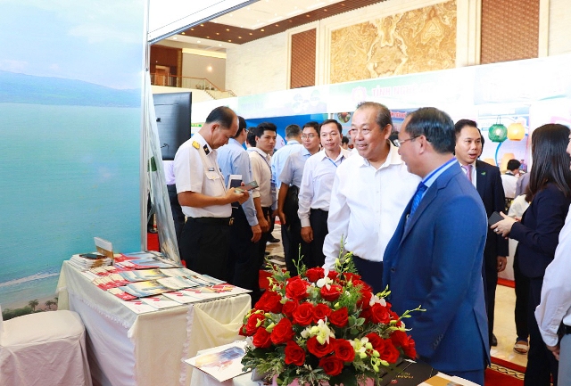 Phó Thủ tướng Trương Hòa Bình thăm quan gian hàng của TMS Group 