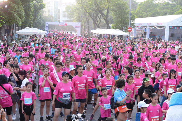 Hơn 500 gia đình với 1800 thành viên tham gia giải chạy Family Ekiden 2019 đã “phủ hồng” phố đi bộ Hồ Gươm chiều chủ nhật