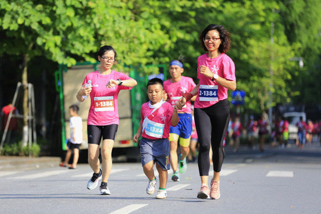 Giải chạy MB Ageas Life Family Ekiden được thực hiện xung quanh bờ hồ Hoàn Kiếm với 6 vòng chạy được chia cho các thành viên trong gia đình