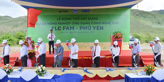 Đại diện lãnh đạo tỉnh Phú Yên và Công ty TNHH FLC Biscom thực hiện nghi lễ khởi công