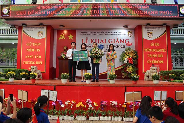 Hoạt động trao tặng sách tại trường tiểu học, trung học cơ sở Nguyễn Bỉnh Khiêm, Hà Nội