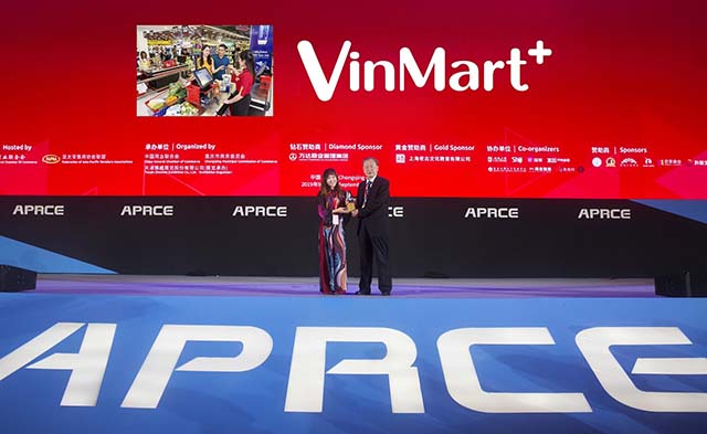 Đại diện công ty Vincommerce (VinMart & VinMart+) nhận kỷ niệm chương “Nhà Bán lẻ xanh” của FAPRA 2019