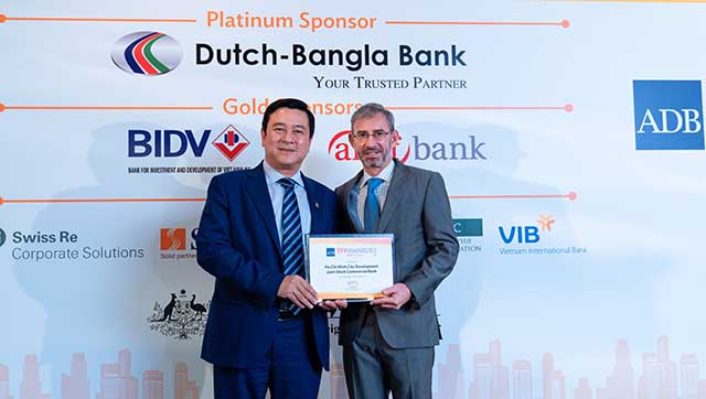 Ông Trần Hoài Nam, Phó Tổng Giám đốc HDBank nhận giải ngân hàng xanh do ADB trao tặng