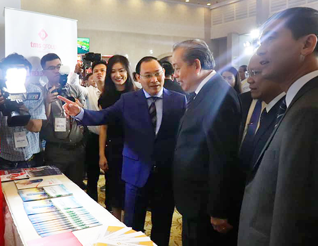 Phó Thủ tướng thường trực Chính phủ Trương Hòa Bình tham quan khu trưng bày giới thiệu thông tin của Tập đoàn TMS tại hội nghị