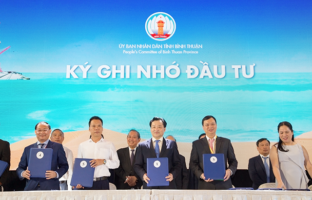 Ông Nguyễn Việt Thung - Phó Chủ tịch Tập đoàn TMS (ngoài cùng, bên trái) nhận biên bản ghi nhớ đầu tư Dự án TMS World Binh Thuan tại hội nghị