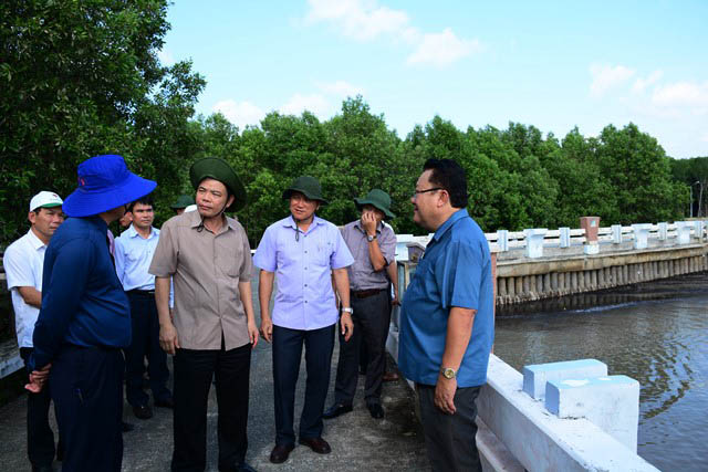 Bộ trưởng Bộ Nông nghiệp và Phát triển nông thôn Nguyễn Xuân Cường (thứ 2 từ trái qua) kiểm tra công trình xây dựng kè chống sạt lở tại khu Du lịch Mũi Cà Mau.