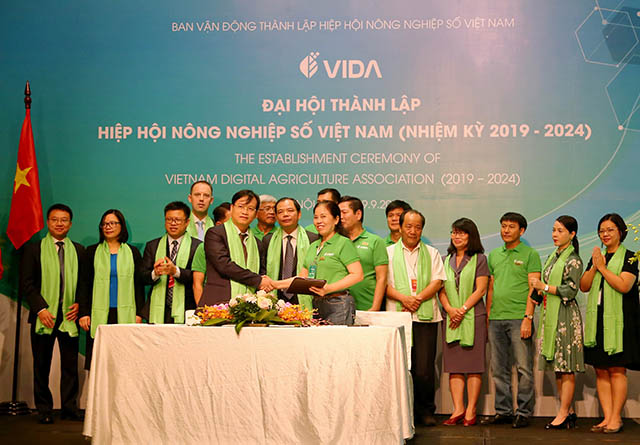 Ông Phan Thanh Hải - Trưởng khối ngân hàng Bán buôn BIDV (bên trái) và bà Ninh Thị Ty - Phó Chủ tịch VIDA - ký kết Biên bản ghi nhớ