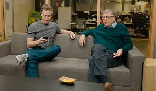 Mark Zuckerberg và Bill Gates trong một chương trình. Ảnh: Harvard University