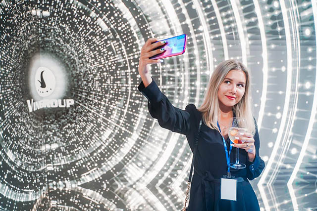 Thiếu nữ Nga thích thú selfie bằng điện thoại Vsmart