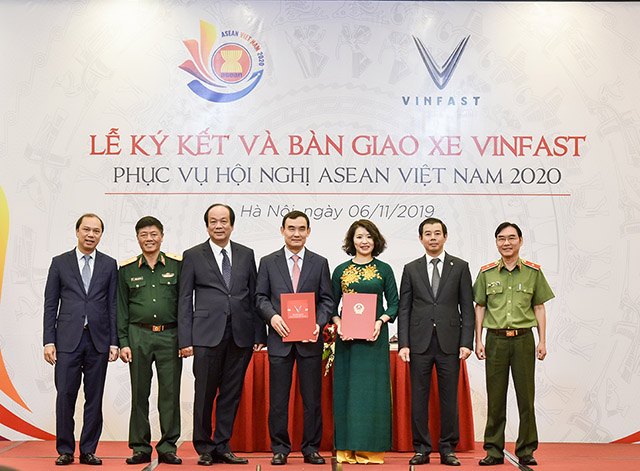 Lễ ký kết và bàn giao xe VinFast phục vụ Hội nghị ASEAN 2020 diễn ra sáng 6/11, chỉ ít ngày sau khi Việt Nam chính thức đảm nhận vai trò Chủ tịch ASEAN.