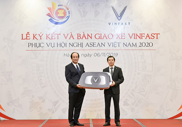 Ông Nguyễn Việt Quang - Phó Chủ tịch kiêm Tổng giám đốc Tập đoàn Vingroup trao chìa khóa tượng trưng xe VinFast cho Bộ trưởng Chủ nhiệm Văn phòng Chính phủ Mai Tiến Dũng - Phó Chủ tịch Ủy ban Quốc gia ASEAN 2020.