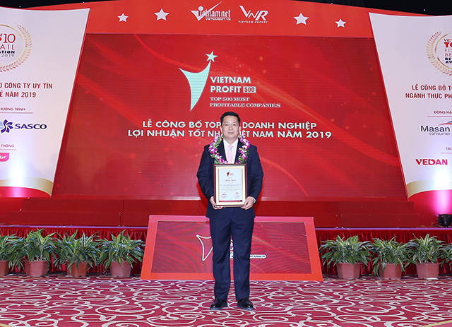 Ông Trần Ngô Minh - Phó Chủ tịch Miền, Ban Ðiều hành Kinh doanh cấp cao Chubb Life Việt Nam nhận giải thưởng từ ban tổ chức.