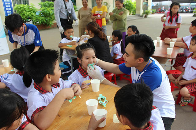 Đoàn tình nguyện đang chăm sóc sức khỏe răng miệng cho các em học sinh tại trường Tiểu học Long Thọ ngày 18/11