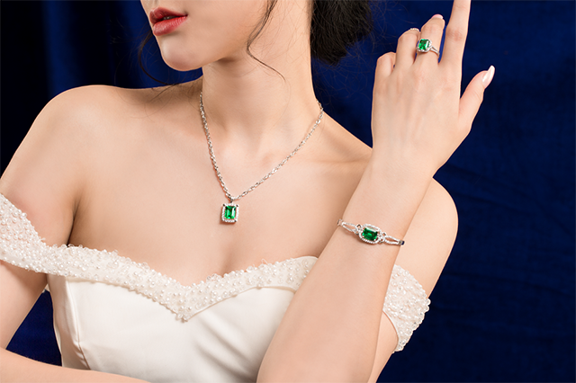 Các sản phẩm thuộc dòng A Jewelry Creation mang vẻ đẹp sang trọng, quý phái, nhằm tôn vinh sự xa hoa và đẳng cấp của khách hàng 