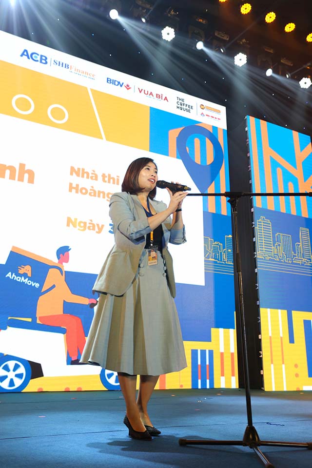 Bà Trần Thanh Nữ Tường Vy, Phó Tổng Giám đốc phụ trách Kinh doanh của SHB Finance phát biểu giao lưu với các tài xế tại sự kiện. 