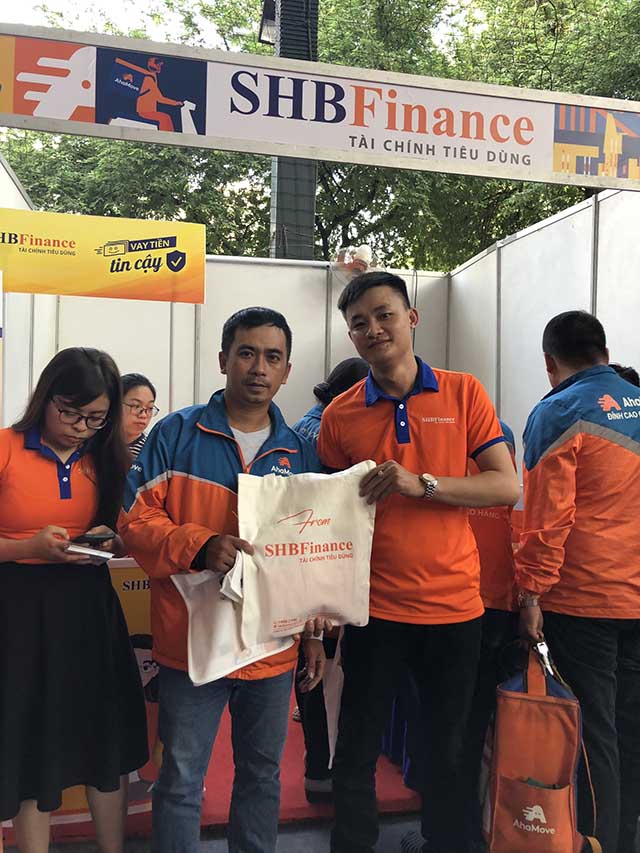 Các tài xế AhaMove nhận quà tặng tại gian hàng SHB Finance
