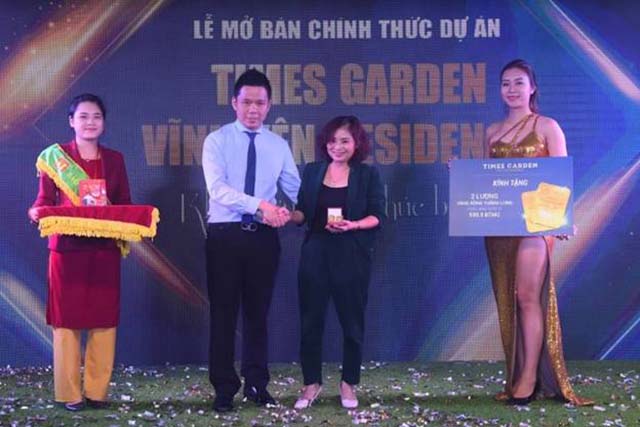Ông Trần Hồng Minh - Giám đốc điều hành Times Garden Residences  trao quà tặng 2 cây vàng ngay sau khi đặt mua căn hộ cho khách hàng Trần Lại Thủy 