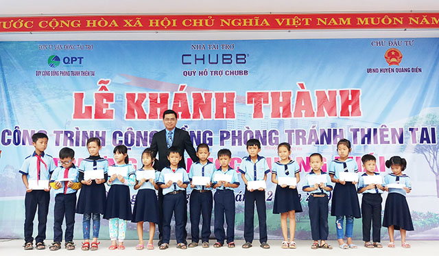 Ông Bùi Thanh Hiệp, Phó Tổng Giám đốc Chubb Life Việt Nam trao tặng học bổng cho học sinh trường Tiểu học Quảng Thái