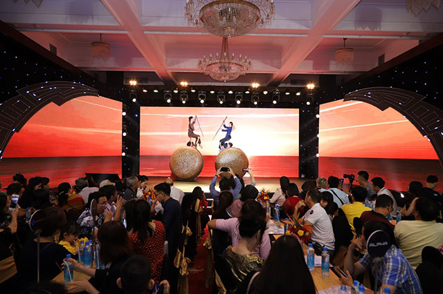 Các khách hàng thưởng thức màn biểu diễn nghệ thuật giúp hình dung về show thực cảnh “Tinh Hoa Việt Nam” chắc chắn thu hút số lượng lớn khách tham quan khi được trình diễn tại Grand World Phú Quốc