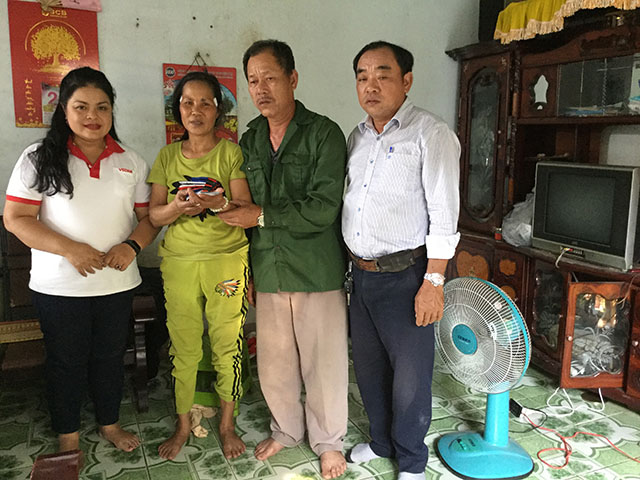 Bà Nguyễn Thu Thủy - Đại diện Vedan thăm hỏi, hỗ trợ chi phí khám bệnh cho cô Nguyễn Thị Duyên