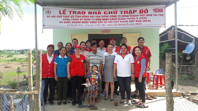 Vedan Việt Nam cùng Hội Chữ thập đỏ đã tặng cha con anh Thành Cơ một ngôi nhà tình thương để che mưa che nắng