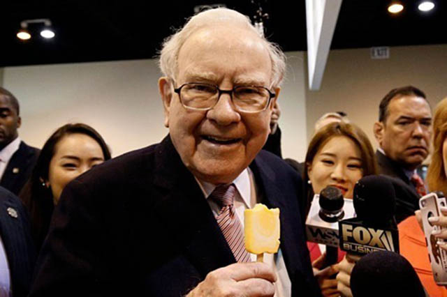 Warren Buffett trong một buổi đại hội cổ đông của công ty. Ảnh: WSJ