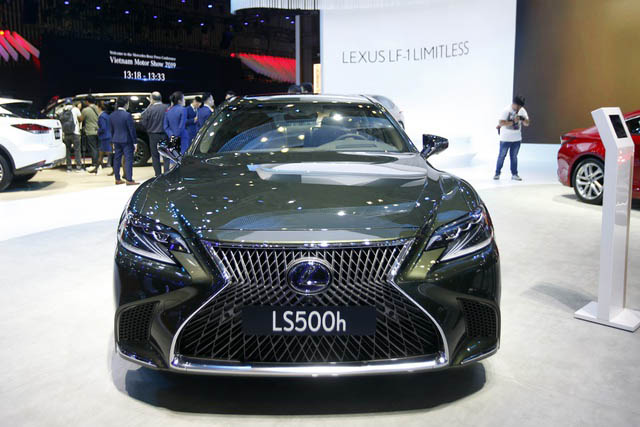 Lexus LS 500h 2020 từng được giới thiệu tại Triển lãm Ôtô Việt Nam 2019 tổ chức tại TP Hồ Chí Minh.