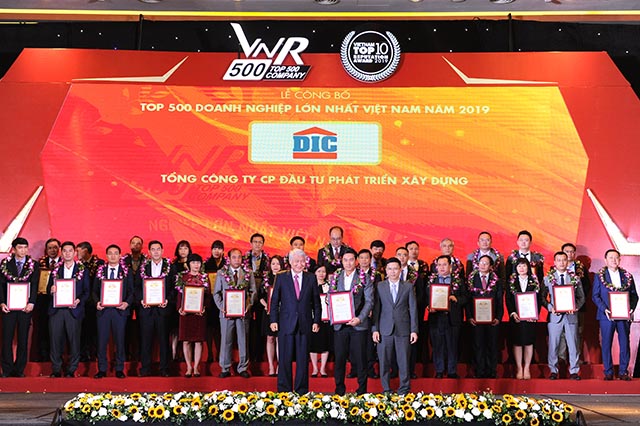 Đại diện Tập đoàn DIC nhận giải VNR500 năm 2019.