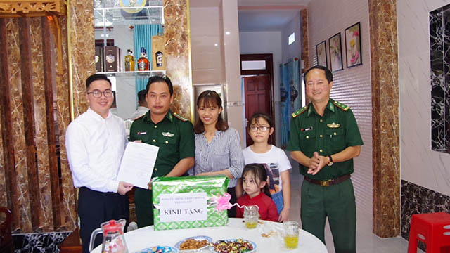 Ông Quách Chấn Thật (đại diện công ty Vedan Việt Nam) chúc mừng gia đình đông chí Thượng úy QNCN Trương Đức Quân
