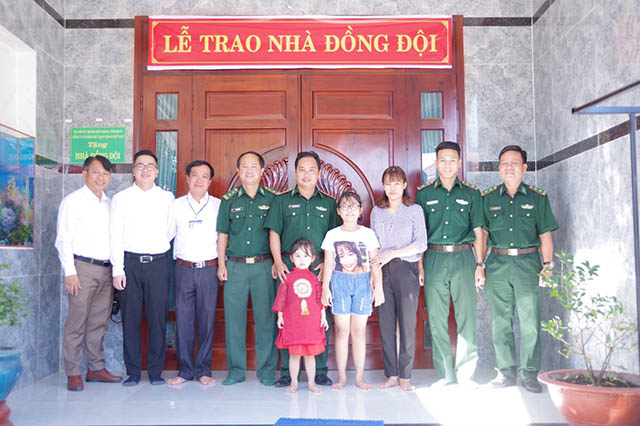 Đại diện Bộ đội Biên phòng tỉnh, chính quyền địa phương và Vedan cùng gia đình Thượng úy Trương Đức Quân trong lễ bàn giao nhà