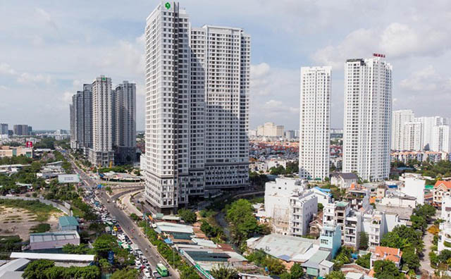 Đường Nguyễn Hữu Thọ là tuyến đường huyết mạch kết nối khu Nam với trung tâm TP.HCM, có chiều dài 4 km nằm trên trục Bắc - Nam, sắp tới sẽ được mở rộng lên 6 - 8 làn xe để đáp ứng nhu cầu phát triển các khu đô thị dọc tuyến.