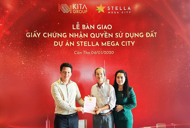 Khách hàng nhận bàn giao CNQSDĐ Dự án Stella Mega City