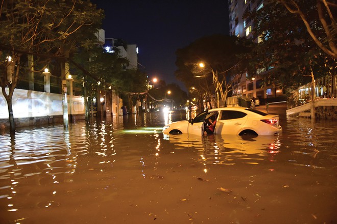 Hạ tầng không đồng bộ, người dân tại khu Thảo Điền phải sống chung với ngập lụt. Ảnh: Lê Toàn